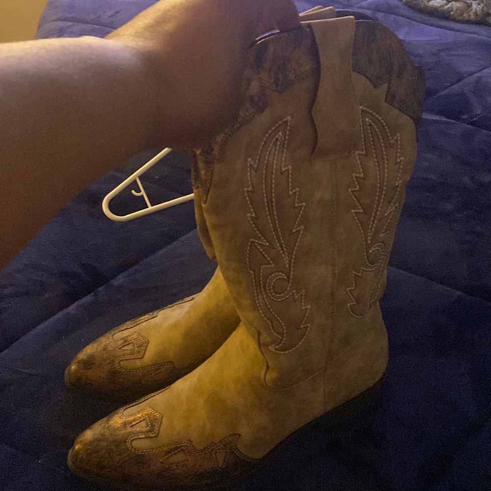 Boots size 10 never been worn